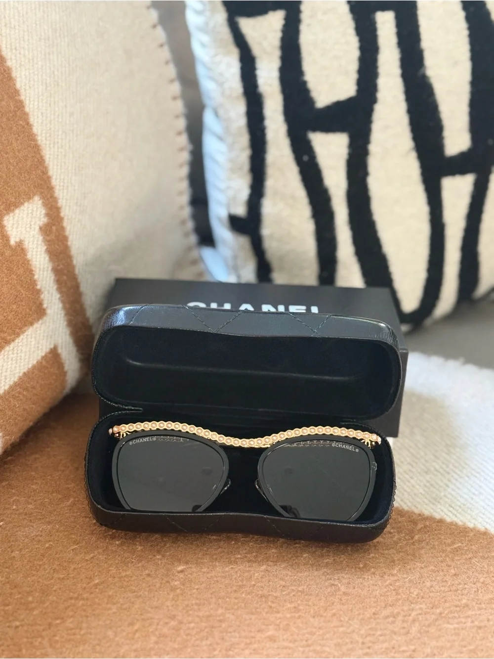CHANEL elegant sunglasses